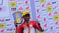 Rheza Danica Ahrens pada podium ARRC Sepang 2022. (Astra Honda)