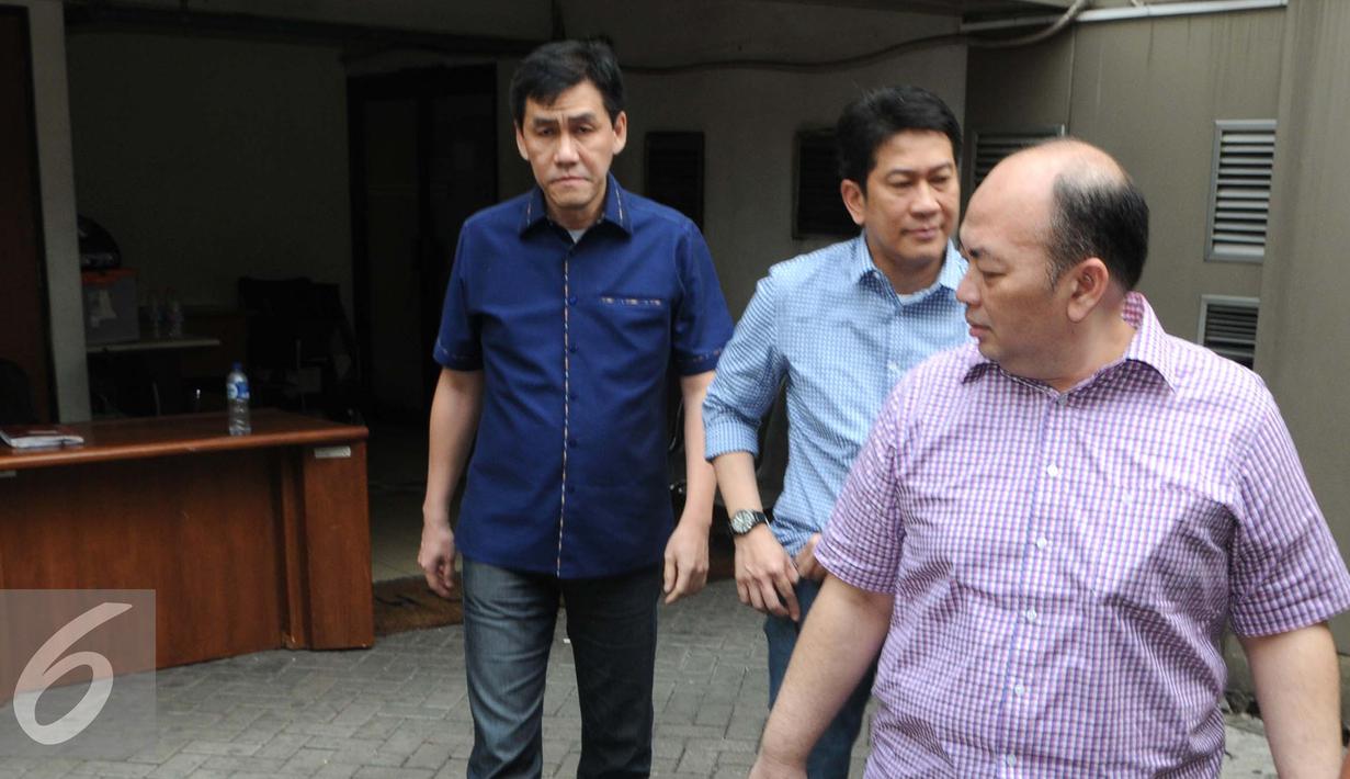 Tiga terpidana KPK, Andri Tristianto Sutrisna (kanan), Trinanda Prihantoro (tengah) dan Ariesman Widjaja berjalan meninggalkan Rutan KPK dan akan dipindahkan ke Lapas Sukamiskin, Jakarta, Kamis (8/9). (Liputan6.com/Helmi Afandi)