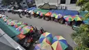 Sejumlah pedagang kaki lima (PKL) memadati kawasan Pasar Asemka, Jakarta, Jumat (6/2/2015). (Liputan6.com/Faizal Fanani)
