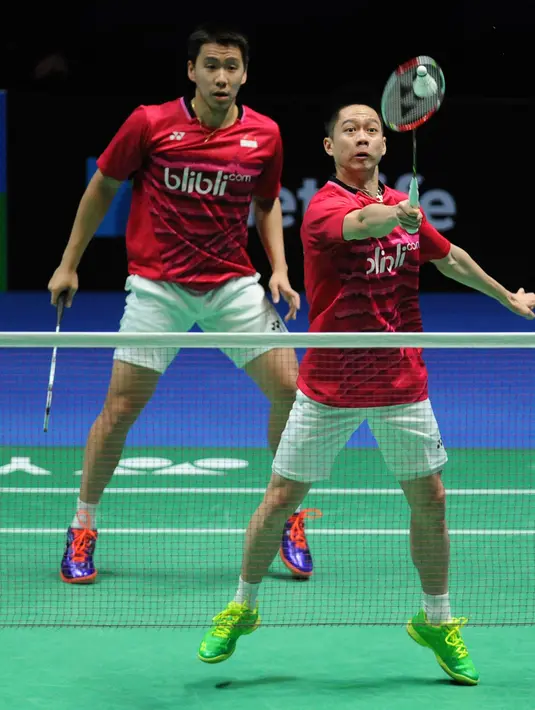 Ganda putra Indonesia, Kevin Sanjaya Sukamuljo/Marcus Fernaldi Gideon mengembalikan bola ke arah Li Junhui/Liu Yuchen (Tiongkok) pada ajang All England Open 2017 di Inggris, Minggu (12/3). Marcus/Kevin menang dengan skor 21-19, 21-14 (AP Photo/Rui Vieira)