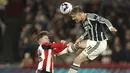 Striker Manchester United, Rasmus Hojlund (kanan) menyundul bola di bawah tekanan striker Brentford, Keane Lewis-Potter pada laga pekan ke-30 Premier League 2023/2024 di Gtech Community Stadium, London, Sabtu (30/3/2024). (AP Photo/Ian Walton)