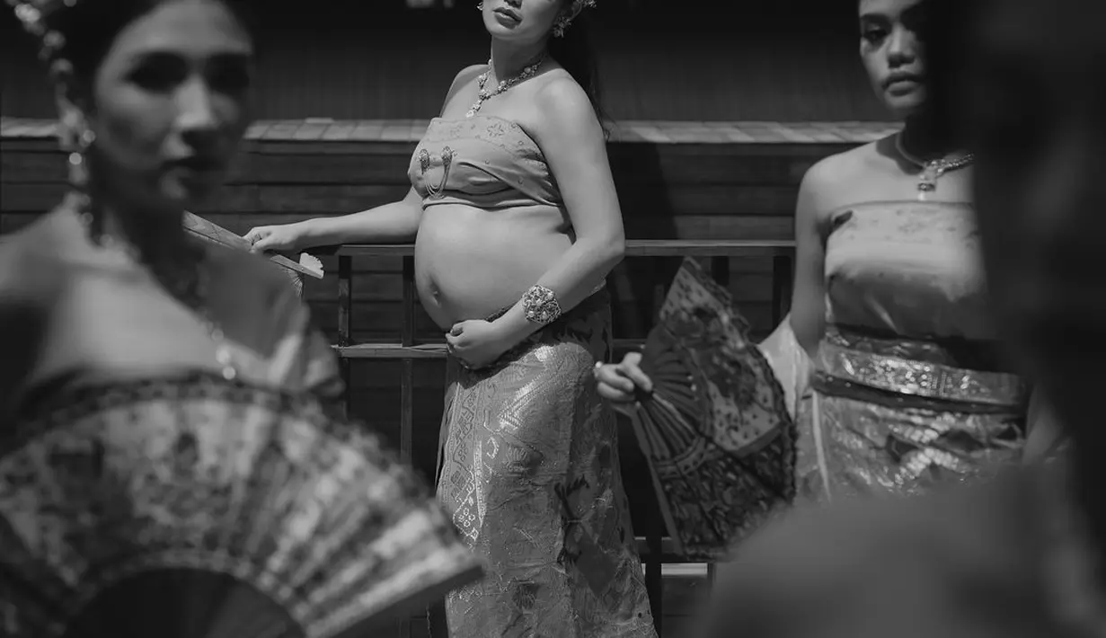 Sambil memegang baby bump hasil bayi tabung, Jessica Iskandar juga mengajak sahabat melakukan pemotretan saat hamil. Konsep maternity shoot kehamilan ketiga ini kelak bakal dilihat putri Jedar dan Vincent. (Liputan6.com/IG/@inijedar)