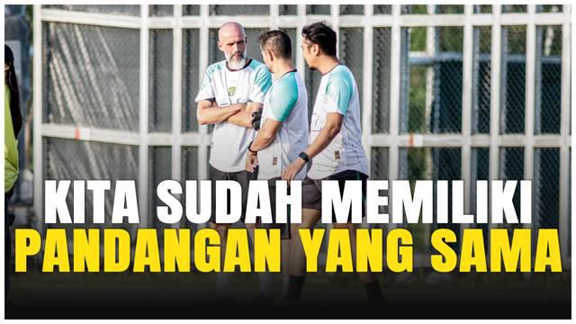 Pelatih Persebaya akhirnya buka suara soal regulasi baru pemain asing yang akan mulai diterapkan di Liga 1 mulai pekan depan. Dalam sesi wawancara usai latihan, sang pelatih menyampaikan pandangannya terkait jumlah pemain asing, dampaknya ke pemain l...