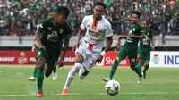 Pertandingan Persebaya Surabaya melawan Persija Jakarta berkesudahan 1-1 di Stadion Gelora Bung Tomo, Surabaya, Sabtu (24/8/2019). (Bola.com/Aditya Wany)