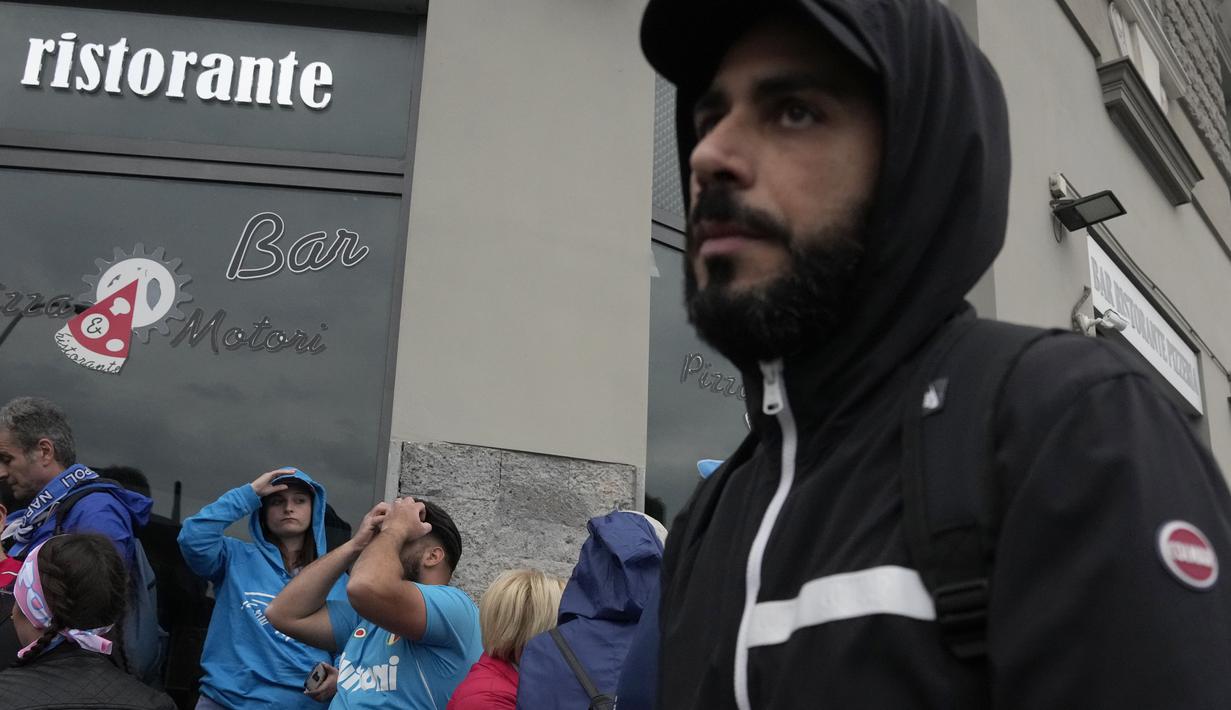 Namun 22 menit berselang Salernitana berhasil menyamakan kedudukan menjadi 1-1. Sejumlah fans Napoli yang berada diluar stadion Diego Armando Maradona pun tampak kecewa. (AP Photo/Gregorio Borgia)