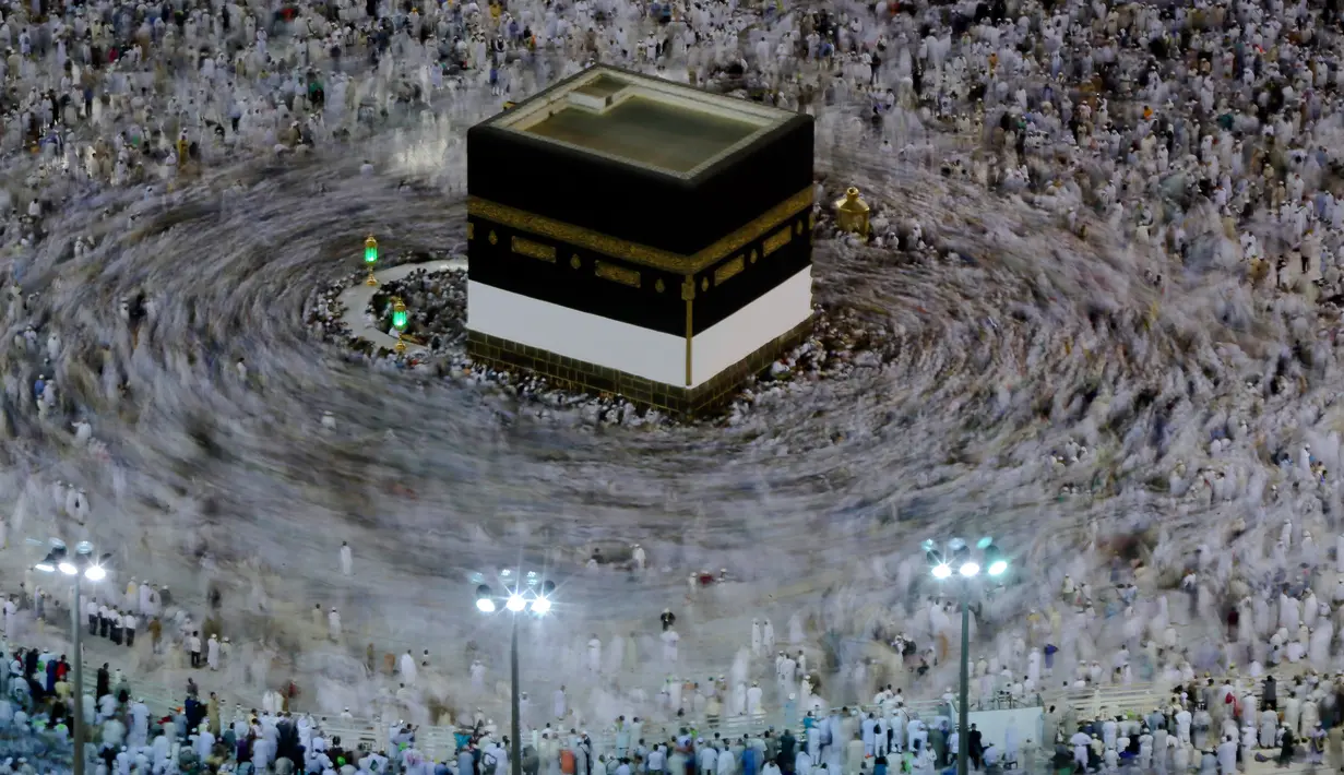 Umat Muslim mengumandangkan doa sambil mengelilingi Kakbah di Masjidil Haram, Makkah, Arab Saudi, Kamis (16/8). Jutaan umat Islam dari berbagai negara semakin memadati Masjidil Haram menjelang puncak pelaksanaan ibadah haji. (AP Photo/Dar Yasin)