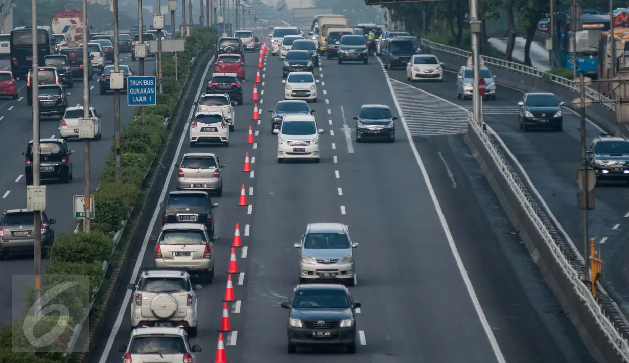 Pengaturan lalu lintas kendaraan melawan arah atau contraflow di jalan tol dalam kota (Cawang - Semanggi) Km 1+700 hingga Km 8+100 Jakarta, Senin (13/2). Contraflow akan berlaku pada hari kerja pada pukul 06.00 - 09.00. (Liputan6.com/Gempur M Surya)