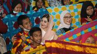 Ratusan penyandang disabilitas di Trenggalek mencatatkan Rekor Musium Rekor Dunia-Indonesia pembuatan Batik Shibori terbanyak oleh penyandang disabilitas, Kamis (22/12).