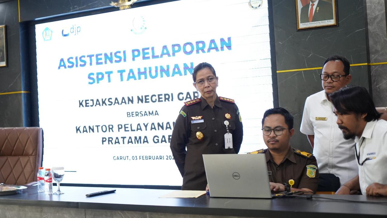 Kajari Garut Helena Octavianne memimpin pelaporan SPT Tahunan secara serentak seluruh pegawai Kajari Garut. Kegiatan ini, diharapkan menjadi contoh kepatuhan pajak ASN bagi masyarakat luas. (Liputan6.com/Jayadi Supriadin)