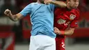 Gelandang Lazio, Senad Lulic (kiri) berebut bola udara dengan gelandang Leverkusen, Christoph Kramer pada leg kedua Liga Champions di Leverkusen, Jerman, (26/8/2015). Leverkusen menang atas Lazio dengan skor 3-0. (REUTERS/Ina Fassbender)