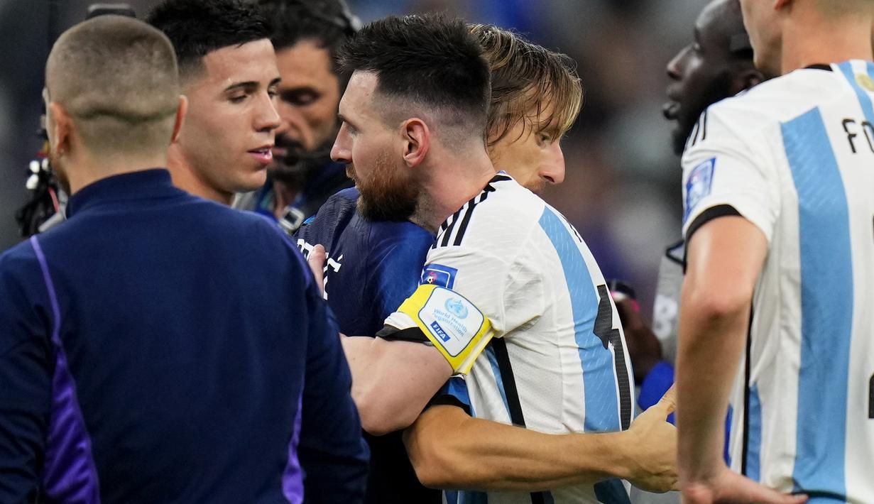 Setelah laga selesai, Modric tampak dihibur oleh para pemain Argentina termasuk Lionel Messi. Wajahnya tampak sendu meskipun tidak menangis. (AP Photo/Petr David Josek)