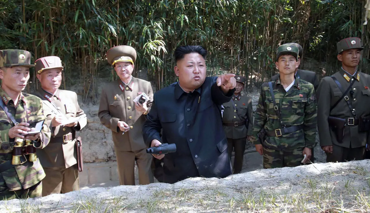 Pemimpin Korea Utara, Kim Jong Un (tengah) saat melakukan pemeriksaan pos polisi sipil yang berada di bawah KPA Satuan 171, (15/7/2014). (REUTERS/KCNA)