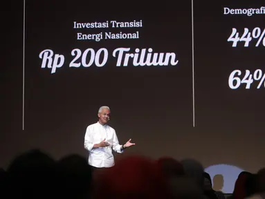 Bakal calon presiden (Bacapres) dari Partai Demokrasi Indonesia Perjuangan (PDIP) Ganjar Pranowo menyampaikan materi saat menghadiri Forum Alumni Perguruan Tinggi se-Indonesia di Djakarta Theater, Jakarta, Minggu (17/9/2023). Dalam kesempatan tersebut, Ganjar memaparkan materi Indonesia Emas. (merdeka.com/Arie Basuki)