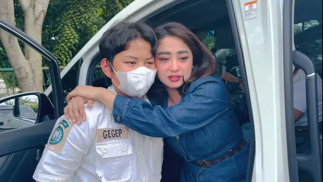 [Fimela] Dewi Perssik dan Gabriel