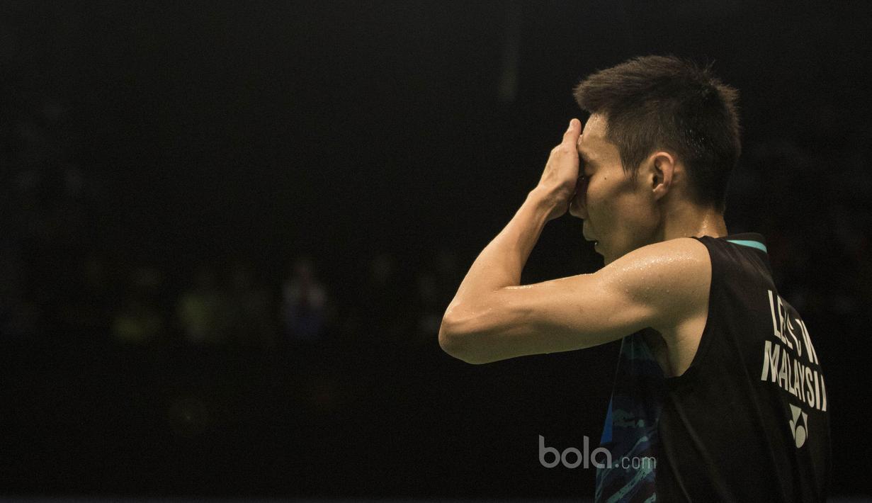 Tunggal putra Malaysia, Lee Chong Wei, tampak kecewa usai kalah dari tunggal India, Prannoy H S, pada laga BCA Indonesia Open di JCC, Jakarta, Kamis (15/6/2017). Chong Wei kalah 10-21 dan 18-21. (Bola.com/Vitalis Yogi Trisna)