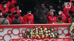 Presiden Joko Widodo atau Jokowi (tengah kanan) berbincang dengan Ketua DPR RI yang juga menjabat sebagai Ketua DPP PDIP Puan Maharani usai hadir dalam pemembuka Rakernas II PDIP di Jakarta, Selasa (21/6/2022). Rakernas PDIP kali ini mengusung tema "Desa Kuat, Indonesia Maju dan Berdaulat".  (Liputan6.com/Faizal Fanani)
