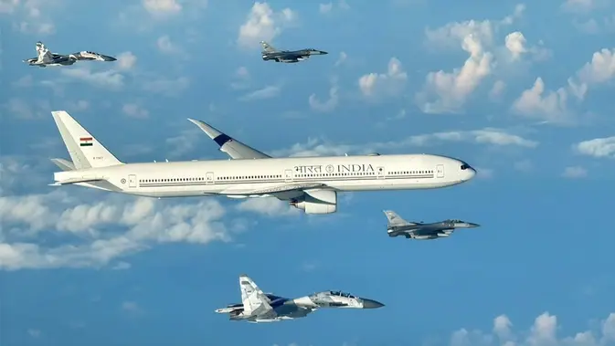 Momen Pesawat PM Modi Dikawal 5 Jet Tempur TNI AU