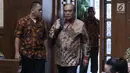 Mantan Direktur Utama PT Asuransi Jasa Indonesia, Budi Tjahjono bersiap menjalani sidang pembacaan putusan di Pengadilan Tipikor, Jakarta, Rabu (10/4). Hakim menjatuhkan hukuman pidana kepada B