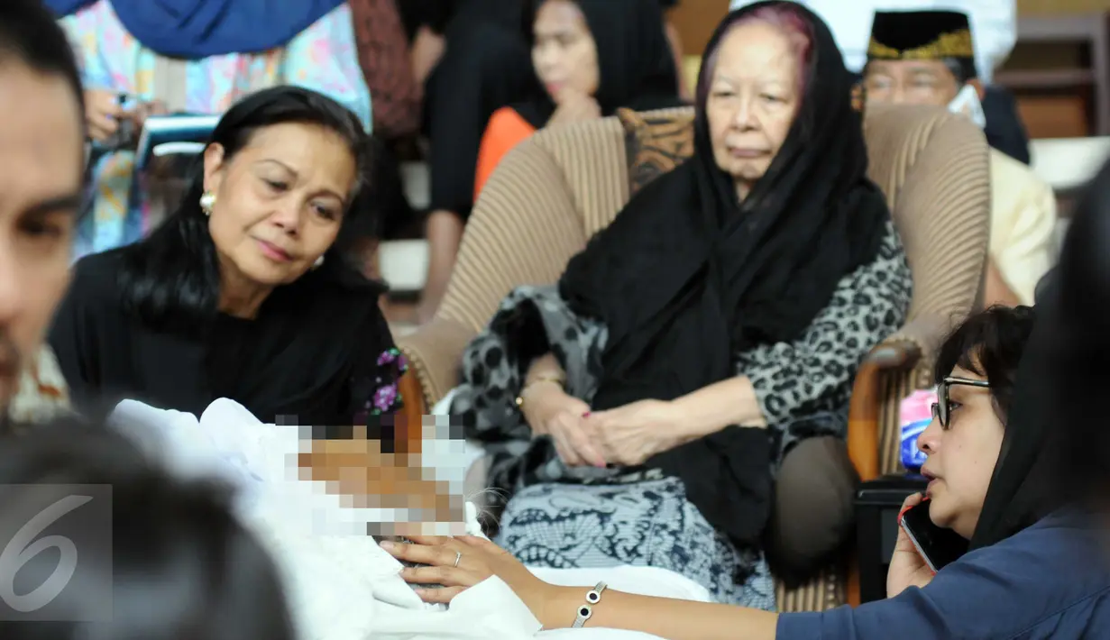 Suasana duka di kediaman Adnan Buyung Nasution di kawasan Lebak Bulus, Jakarta, Rabu (23/9/2015). Adnan meninggal pada pukul 10.14 WIB di RSPI. (Liputan6.com/Helmi Afandi)
