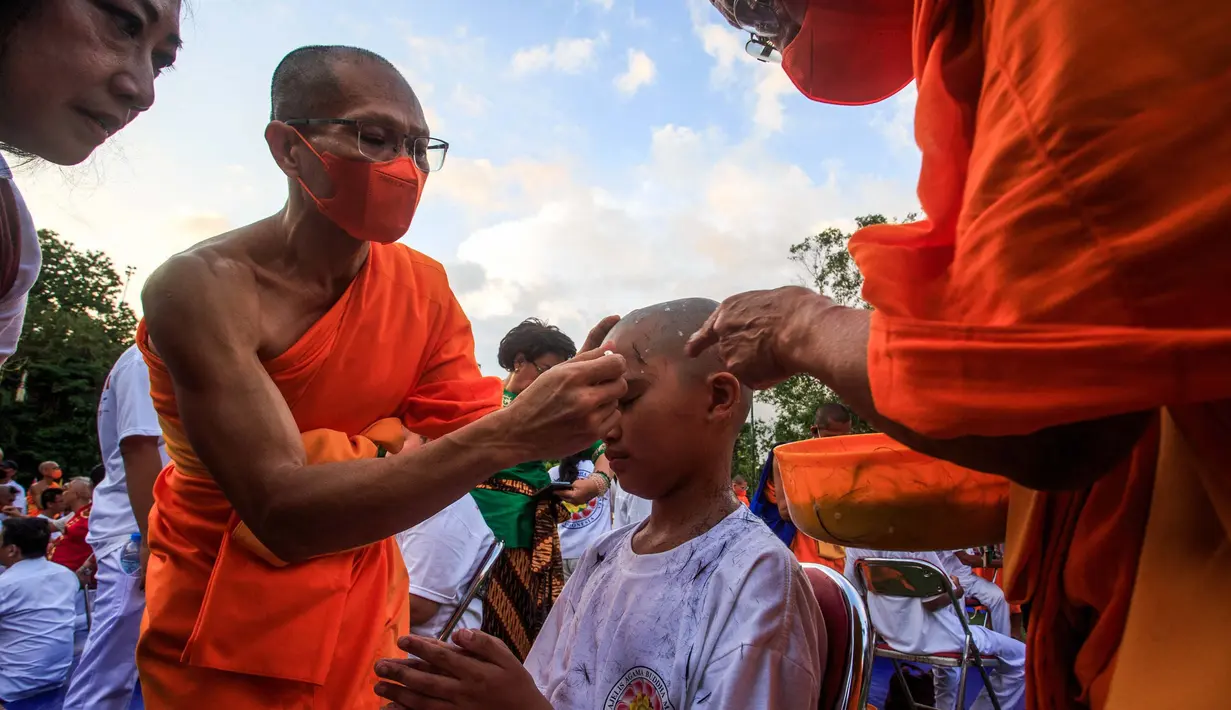 Para calon biksu Buddha wajib mencukur habis rambut, alis, kumis dan jenggot. (DEVI RAHMAN/AFP)