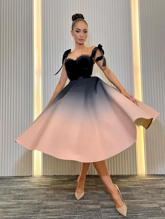 R’Bonney Nola memakai gaun ombre yang cantik saat berkunjung ke JKN Global Group. JKN Global Group adalah perusahaan manajemen konten dan distribusi ternama di Thailand milik bos Miss Universe baru Anne Jakrajutatip. [@rbonneynola]