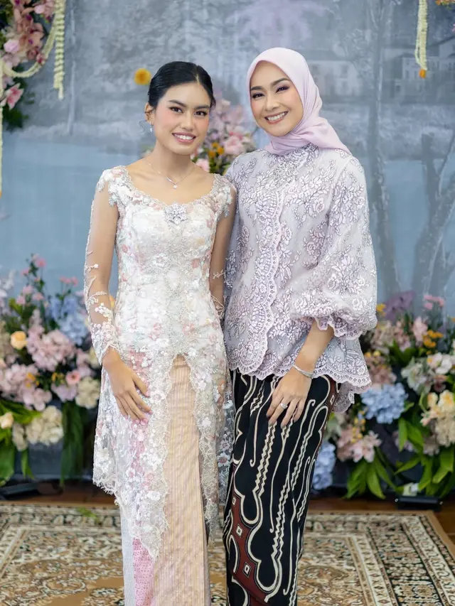 7 Model Baju Brokat Alya Rohali, Gaya Elegan Sang Ikon Wanita Anggun