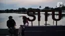 Suasana warga menikmati sore hari di Situ Rawa Besar, Lio, Depok, Jawa Barat, Kamis (20/8/2020). Di tengah meningkatnya kasus Covid-19 hingga menjadikan Depok kembali sebagi Zona Merah, warga masih banyak yang mengabaikan protokol kesehatan saat berada di ruang publik. (merdeka.com/Iqbal S. Nugroho)