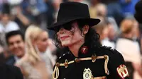 Pria berpenampilan Michael Jackson berpose di karpet merah pemutaran film Solo: A Star Wars Story pada Festival Film Cannes, Selasa (15/5). Kehadiran pria mirip mendiang raja musik pop dunia tersebut mengundang perhatian. (AFP/Anne-Christine POUJOULAT)