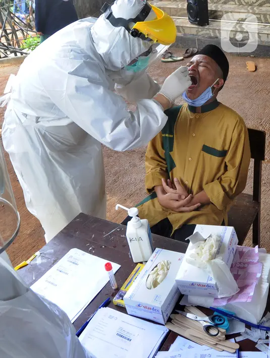Santri melakukan swab test di Pondok Pesantren Baitul Hikmah, Bojongsari, Depok, Jawa Barat, Kamis (12/11/2020). Pengelola pesantren bekerja sama dengan GTPPC Kota Depok dan RS UI melakukan swab test massal terhadap puluhan santri dan pengasuh pondok pesantren. (merdeka.com/Arie Basuki)