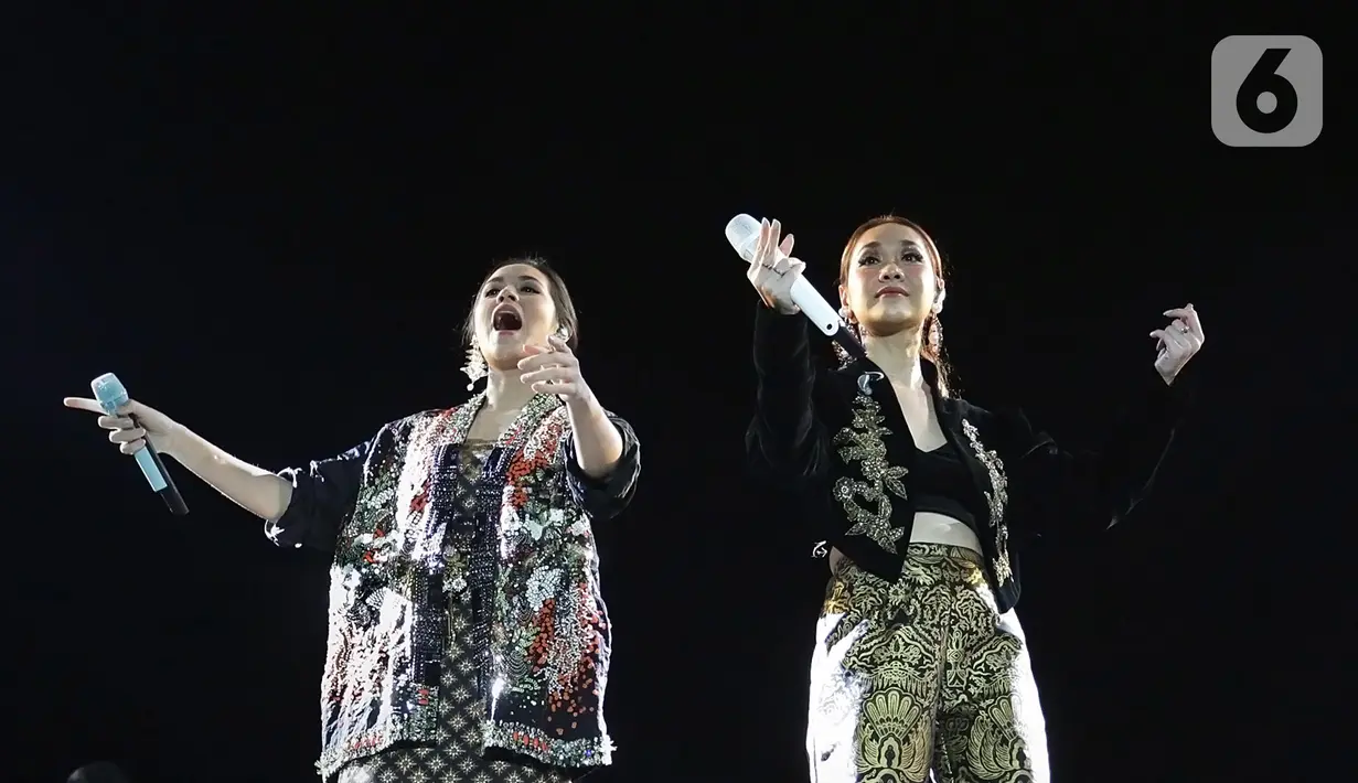 Penampilan Raisa (kiri) dan Bunga Citra Lestari atau BCL pada gelaran Batik Music Festival 2019 di Candi Prambanan, Yogyakarta, Sabtu (5/10/2019). Kecantikan dua solois wanita ini begitu memesona dalam balutan busana batik modern. (Kapanlagi.com/Bambang Ekoros Purnama)
