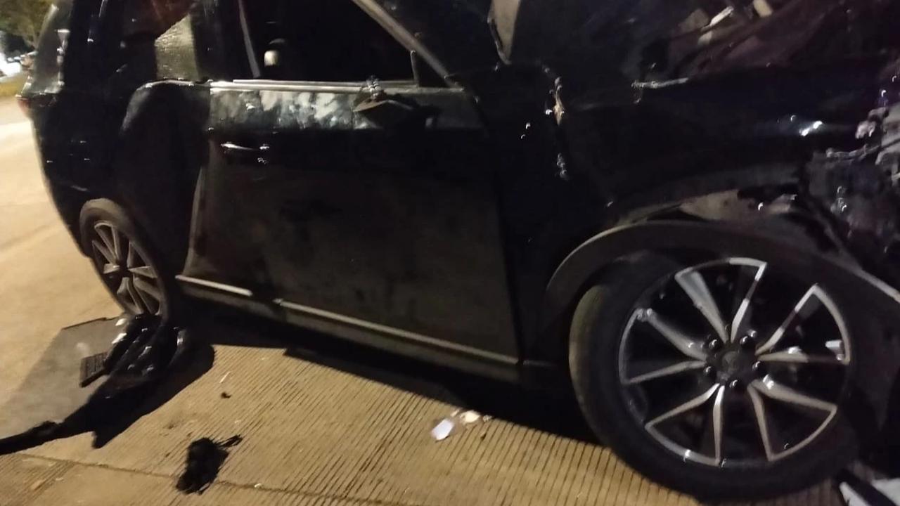 Mazda ringsek terserempet kereta di Mangga Dua