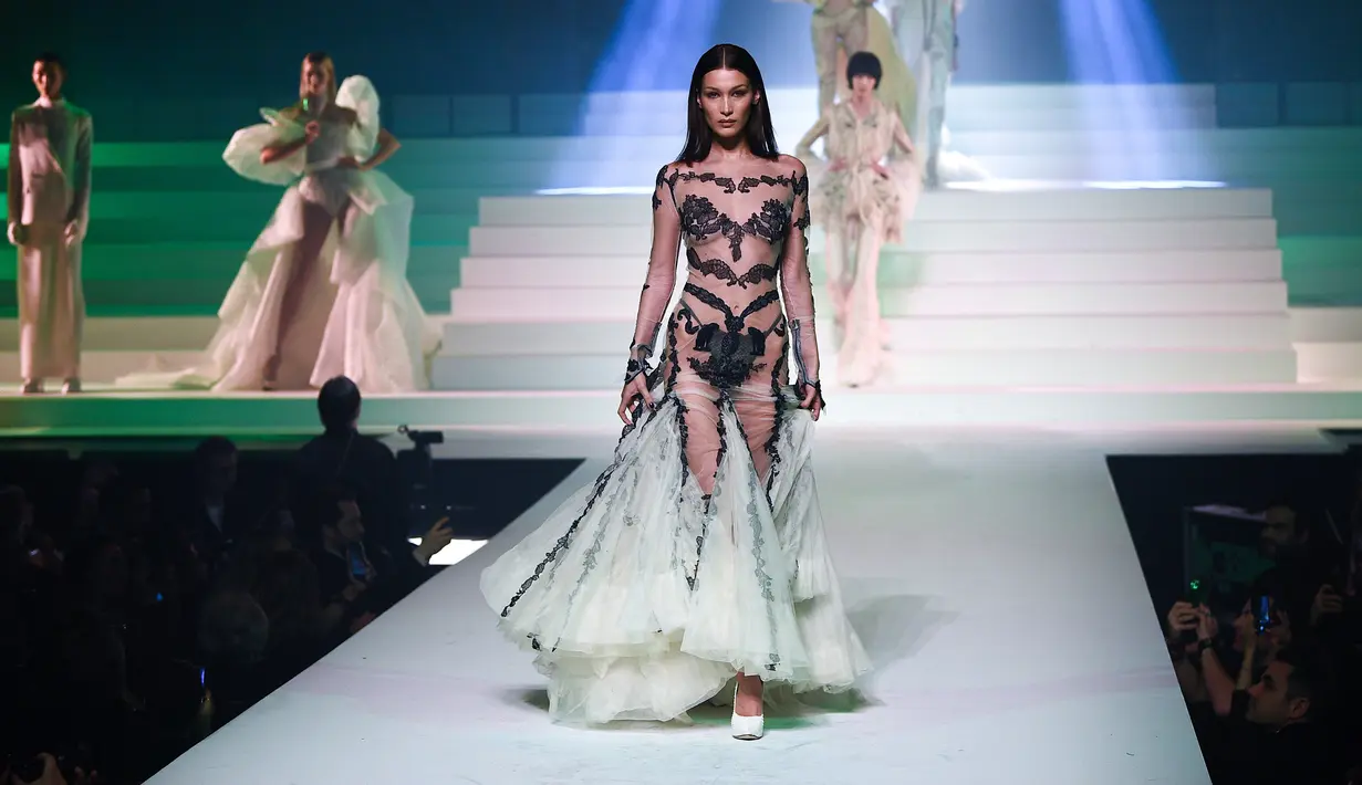 Model Bella Hadid berjalan mengenakan gaun dari desainer Jean Paul Gaultier dalam koleksi Haute Couture Spring/Summer 2020 di ajang Paris Fashion Week, di Paris, Prancis (22/1/2020). (AFP Photo/Anne-Christine Poujoulat)