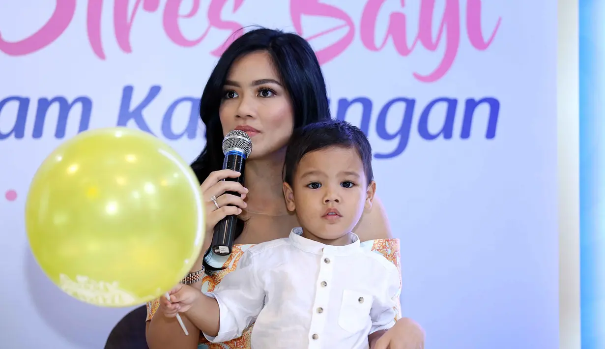 Titi Kamal memiliki banyak kegiatan dalam dunia entertainment. Meski banyak kegiatan, salah satu pemeran film 'Ada Apa Dengan Cinta' tetap tidak melupakan kegiatannya sebagai seorang istri dan ibu. (Nurwahyunan/Bintang.com)