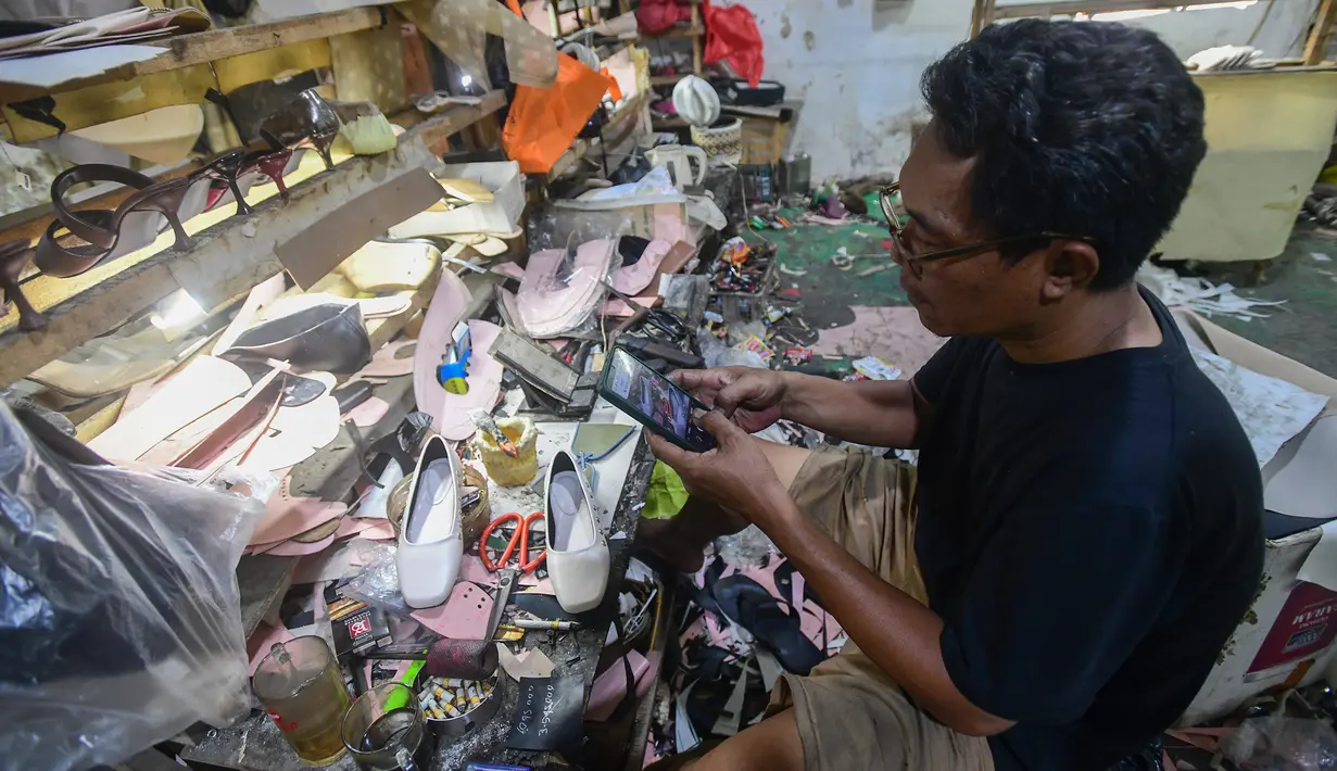 Maraknya kasus Pemutusan Hubungan Kerja disinyalir menjadi penyebab utama turunnya daya beli masyarakat, khususnya golongan menengah ke bawah. (merdeka.com/Arie Basuki)