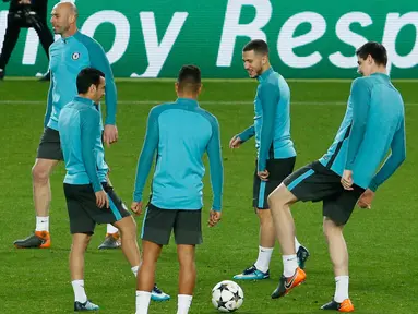 Para pemain Chelsea saat menghadiri sesi latihan di stadion Camp Nou di Barcelona (13/3). Chelsea akan bertanding melawan wakil Spanyol Barcelona pada leg kedua babak 16 Liga Champions. (AFP Photo/Pau Barrena)