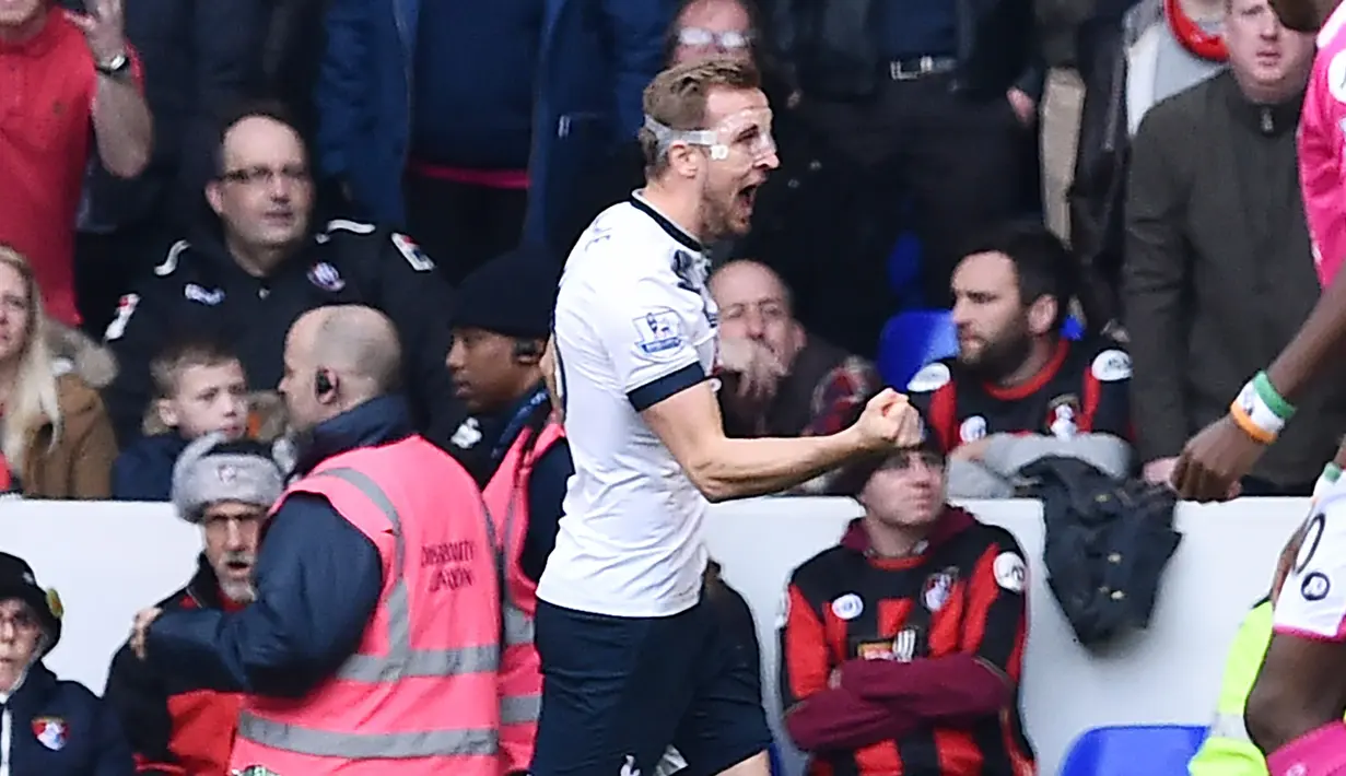 Pemain Tottenham Hotspur, Harry Kane merayakan golnya ke gawang AFC Bournemouth pada lanjutan liga Inggris di Stadion White Hart Lane, London, Minggu (20/3/2016). (AFP/Ben Stansall)