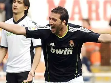 Striker Real Madrid Gonzalo Higuain merayakan gol ketiga untuk membantu Los Merengues menggulung Valencia 6-3 pada partai lanjutan La Liga di Estadio Mestalla, 23 April 2011. AFP PHOTO/PEDRO ARMESTRE