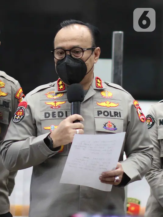 Kadiv Humas Polri Irjen Pol Dedi Prasetyo memberikan keterangan pers tentang pemeriksaan tersangka Putri Candrawathi dalam kasus dugaan pembunuhan berencana terhadap Brigadir J alias Nofriansyah Yosua Hutabarat, di Bareskrim, Mabes Polri, Jakarta, Jumat (26/8/2022). Polri memutuskan tidak melakukan penahanan terhadap Putri Candrawathi, istri Irjen Ferdy Sambo. (Liputan6.com/Herman Zakharia)
