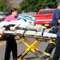 Petugas mengevakuasi korban terluka setelah penembakan yang terjadi di Umpqua Community College di Roseburg, Oregon, AS, Kamis (1/10/2015). 13 orang tewas dan sekitar 20 lainnya terluka akibat kejadian tersebut. (REUTERS/Michael Sullivan/The News-Review)