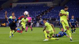 Pemain Inter Milan, Danilo D'Ambrosio, berusaha mencetak gol ke gawang Getafe pada laga 16 besar Liga Europa 2019/2020 di Veltins Arena, Kamis (6/8/2020) dini hari WIB. Inter Milan menang 2-0 atas Getafe. (AFP/Lars Baron/pool)