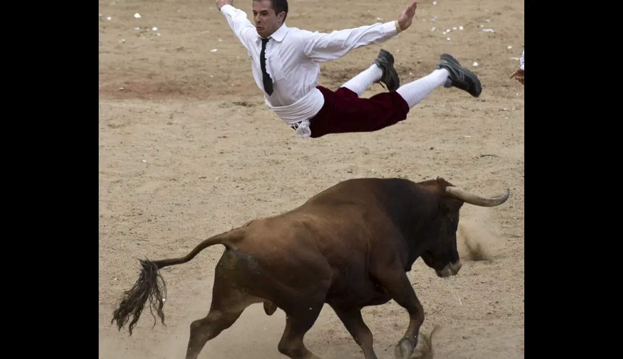  Seorang matador melompat di atas banteng di arena adu banteng Canaveralejo di Cali, Kolombia, Senin (21/12/2014). (AFP Photo/Luis Robayo)