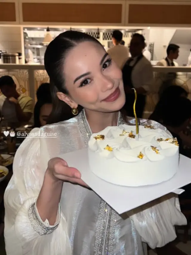 Gaya Kontras Alyssa Daguise Rayakan Ulang Tahun ke-27, dari Dress Hitam Jadi Modest Wear Putih
