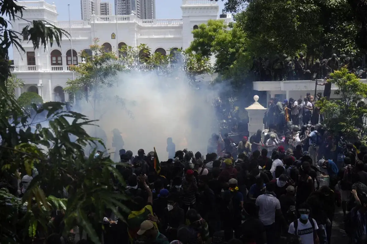 Polisi menggunakan gas air mata saat pengunjuk rasa Sri Lanka menyerbu kantor perdana menteri Ranil Wickremesinghe di Kolombo, Sri Lanka, Rabu, 13 Juli 2022. (Rafiq Maqbool/AP)