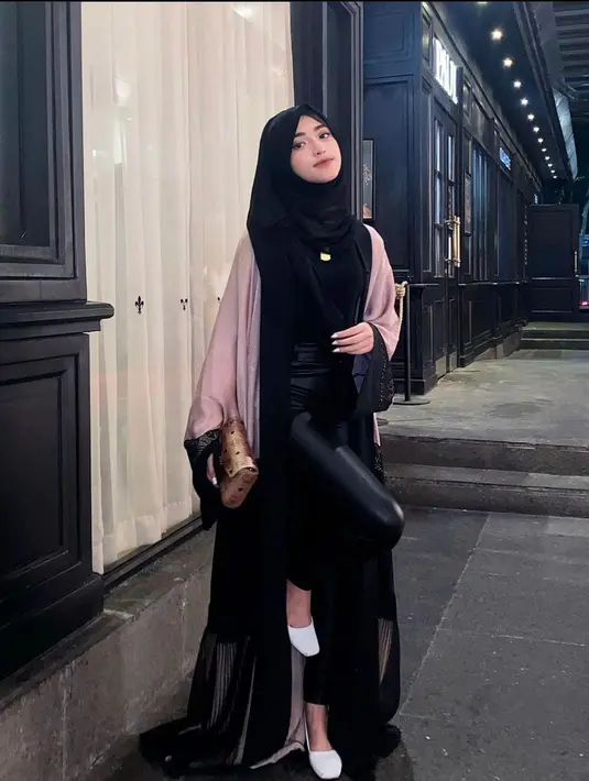 Abaya dapat kamu gunakan sebagat outer jika kamu ingin tapil agamis dan modis disaat yang bersamaan. (instagram/shireeenz)