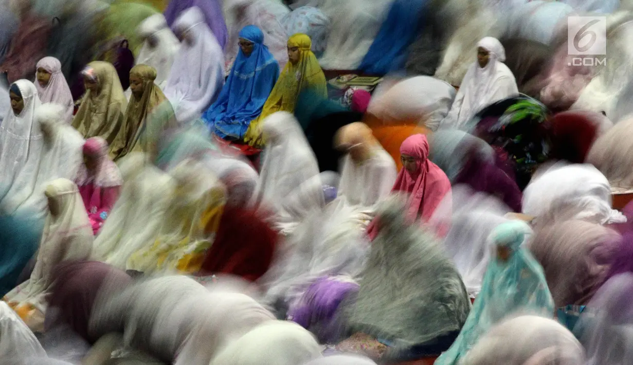 Jamaah muslimah melaksanakan salat tarawih pertama Ramadan 1438 di Masjid Istiqlal, Jakarta, Jumat (26/5). Pemerintah menetapkan 1 Ramadan 1438 Hijriah jatuh pada hari Sabtu 27 Mei 2017. (Liputan6.com/Johan Tallo)