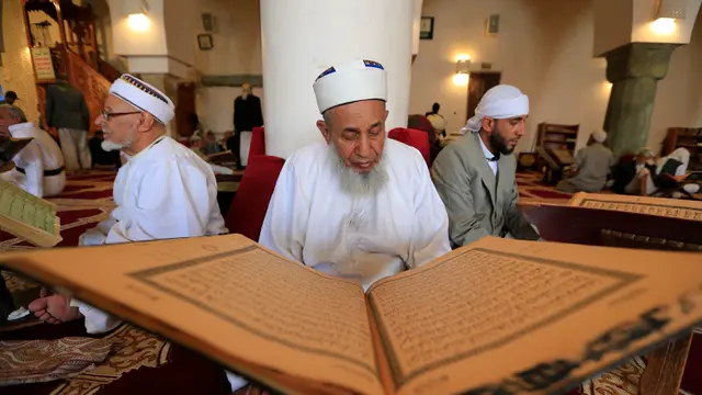 Tadarus dengan Alquran Berukuran Besar di Yaman