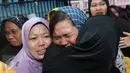 Istri Budi Anduk, Neneng Nurhayati menangis saat dipeluk kerabatnya, Bekasi, Senin (11/1/2016). Budi Anduk menghembuskan nafas terakhir pada usia 47 tahun di RS Dharmais, Jakarta. (Liputan6.com/Herman Zakharia)