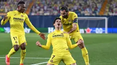 Striker Villarreal, Gerard Moreno (tengah) melakukan selebrasi usai mencetak gol kedua timnya ke gawang Dinamo Zagreb dalam laga leg kedua perempatfinal Liga Europa 2020/2021 di La Ceramica Stadium, Villarreal, Kamis (15/4/2021). Villarreal menang 2-1 atas Dinamo Zagreb. (AFP/Jose Jordan)