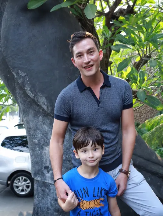 Menurut Mike, Raline merupakan idaman setiap lelaki. Selain parasnya yang cantik, Raline juga pintar serta piawai dalam akting. (Galih W. Satria/Bintang.com)