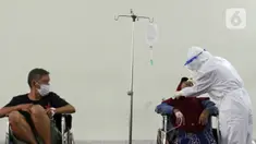 Petugas medis (kanan) yang mengenakan hazmat melakukan tes usap PCR di selasar IGD RSUD Cengkareng, Jakarta, Rabu (23/6/2021). Meningkatnya kasus COVID-19 di Ibu Kota Jakarta dalam beberapa hari terakhir mengakibatkan rumah sakit kewalahan. (Liputan6.com/Herman Zakharia)